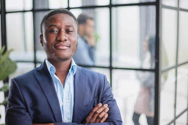 Jovem bonito no escritório de design posando para a câmera