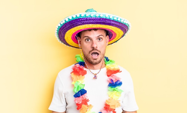 Jovem bonito olhando muito chocado ou surpreso. conceito de festa mexicana