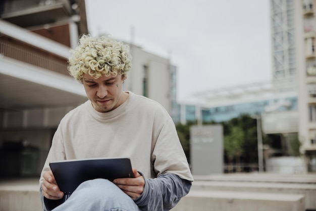 Jovem bonito olhando para tablet