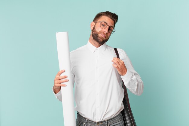 Jovem bonito parecendo arrogante, bem sucedido, positivo e orgulhoso. conceito de arquiteto