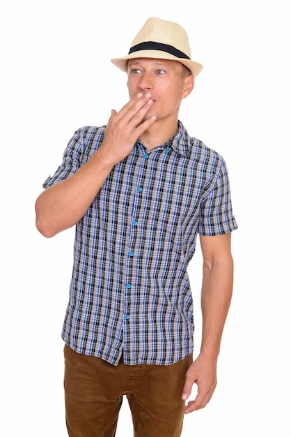 jovem bonito parecendo chocado