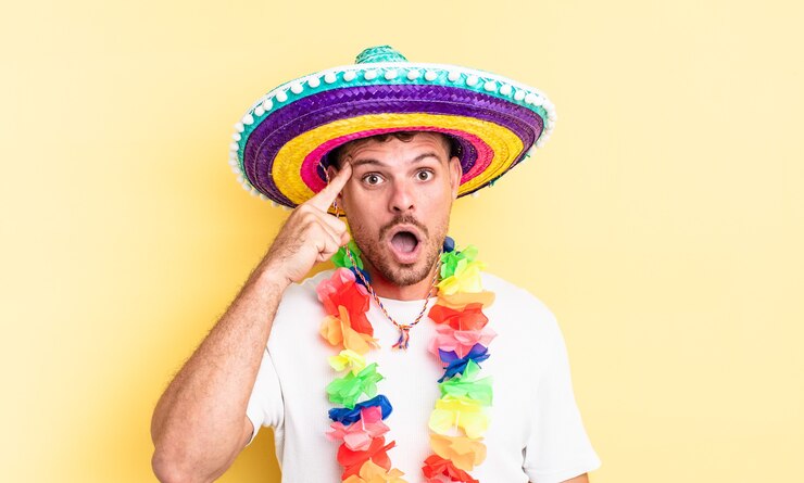 Foto jovem bonito parecendo surpreso, percebendo um novo pensamento, ideia ou conceito. conceito de festa mexicana