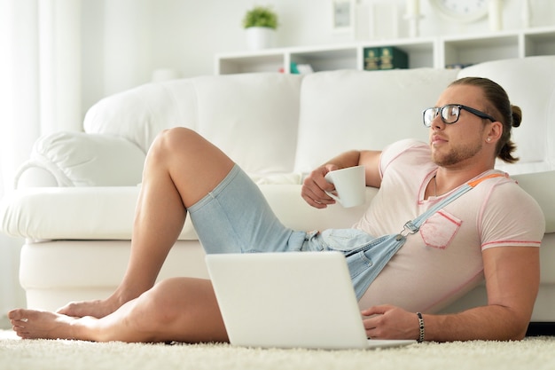 Jovem bonito passando um tempo em casa