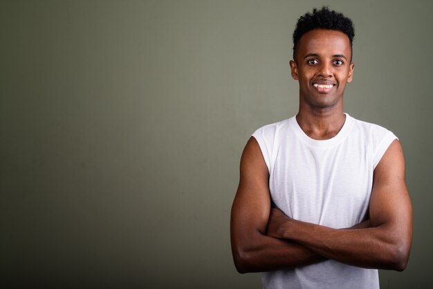 Jovem bonito pronto para a academia