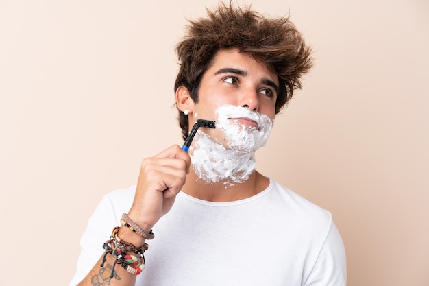 Jovem bonito, raspar a barba