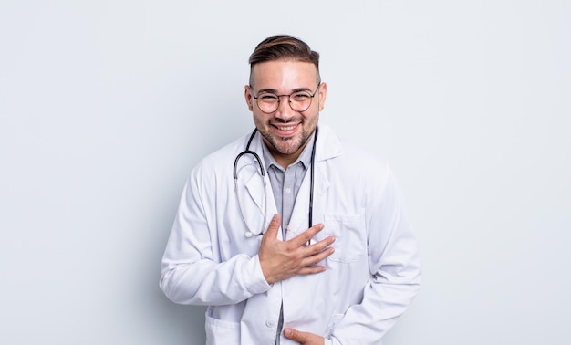 Jovem bonito rindo alto de alguma piada hilária. conceito de médico