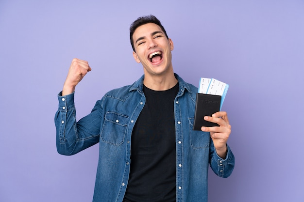 Jovem bonito roxo feliz em férias com bilhetes de avião e passaporte