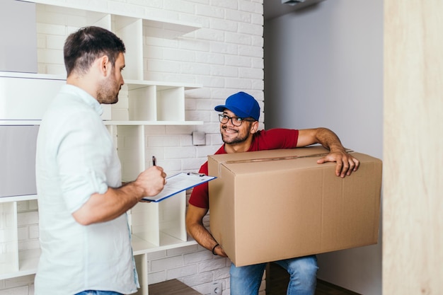 Jovem bonito se mudando para um novo apartamento.