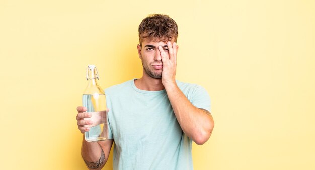 Jovem bonito se sentindo entediado, frustrado e com sono depois de um cansativo. conceito de água