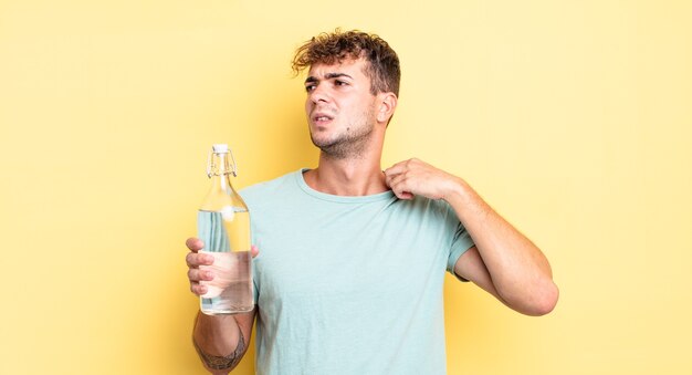 Jovem bonito se sentindo estressado, ansioso, cansado e frustrado. conceito de água