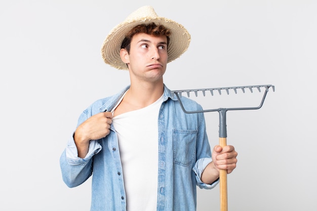 Jovem bonito se sentindo estressado, ansioso, cansado e frustrado. conceito de fazendeiro