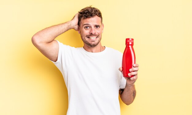 Jovem bonito se sentindo estressado, ansioso ou com medo, com as mãos na cabeça. conceito de ketchup