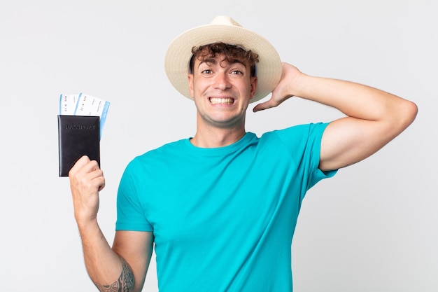 Jovem bonito se sentindo estressado, ansioso ou com medo, com as mãos na cabeça. viajante segurando seu passaporte