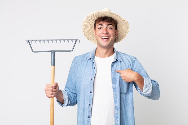 jovem bonito se sentindo feliz e apontando para si mesmo com um animado. conceito de fazendeiro