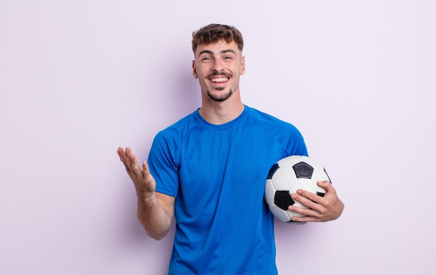 Jovem bonito se sentindo feliz, surpreso ao perceber uma solução ou ideia. conceito de futebol