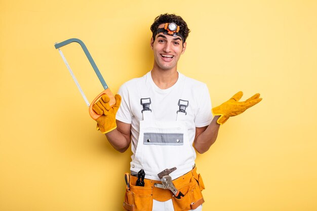 Jovem bonito se sentindo feliz, surpreso ao perceber uma solução ou ideia. conceito de reparo de faz-tudo