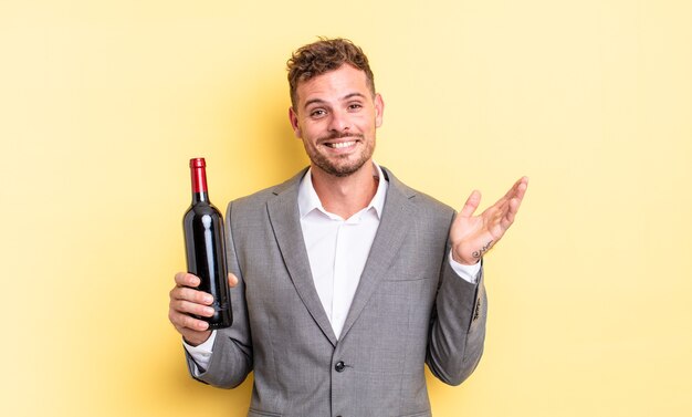 Jovem bonito se sentindo feliz, surpreso ao perceber uma solução ou ideia. garrafa de vinho conceito