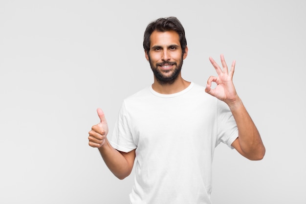 Jovem bonito se sentindo feliz