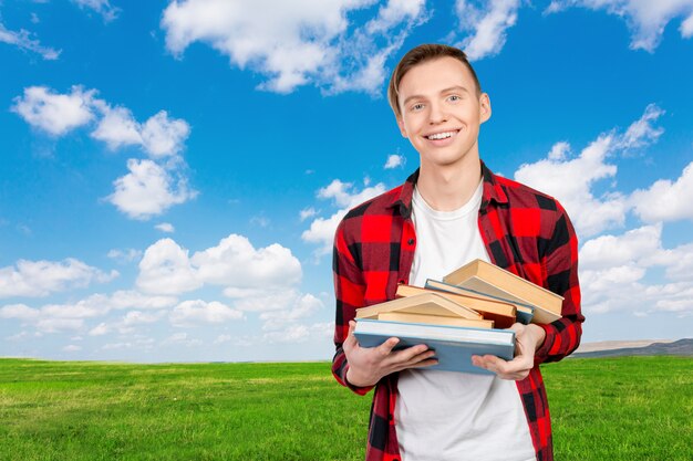 Jovem bonito segurando livros