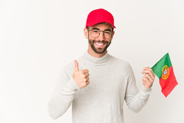 Jovem bonito segurando uma bandeira de Portugal