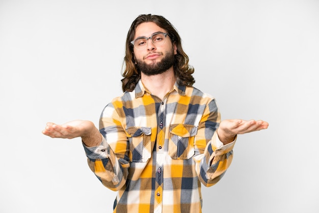 Jovem bonito sobre fundo branco isolado com dúvidas