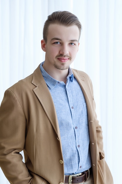 Jovem bonito sorridente homem de negócios.