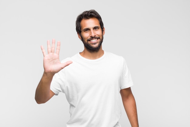 Jovem bonito sorrindo e parecendo amigável