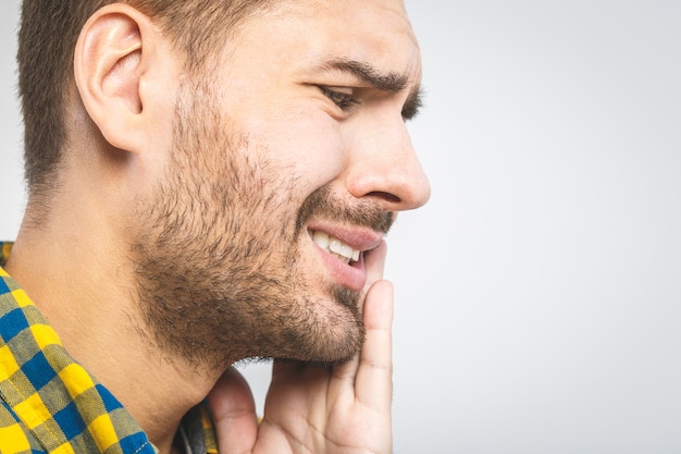 Jovem bonito, tendo uma dor de dente