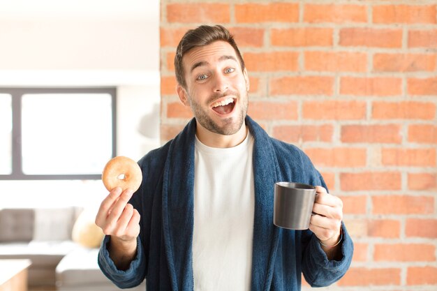 Jovem bonito tomando um café em casa