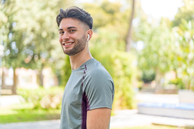 Jovem bonito vestindo roupas esportivas