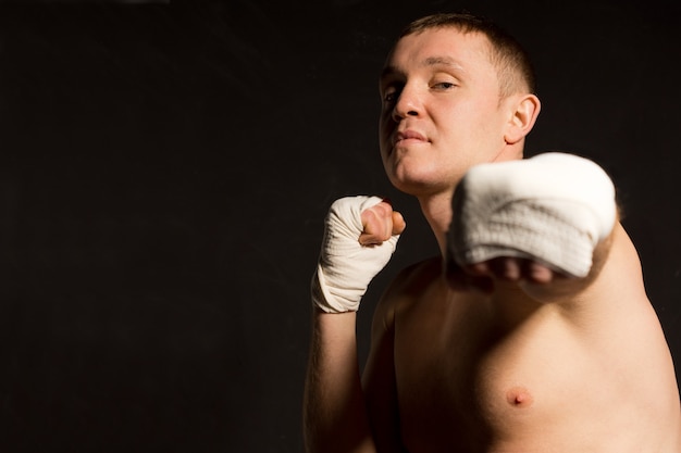 Jovem boxeador beligerante dando um soco