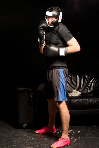 Jovem boxeador esperando para entrar no ringue