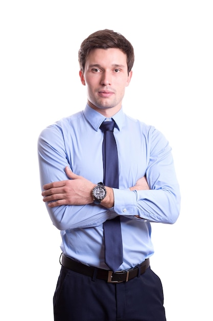 Jovem branco bonito em um terno de escritório estrito de camisa fica isolado em um fundo branco