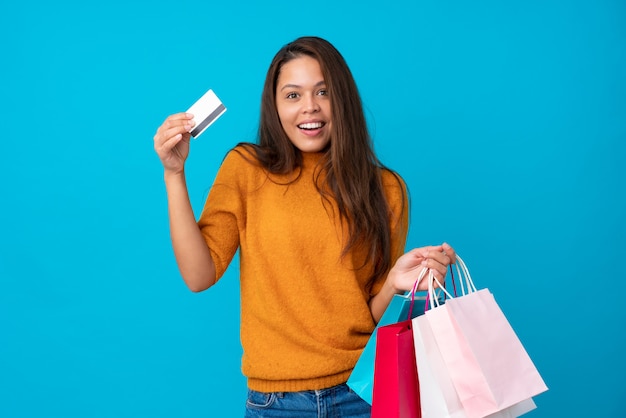 Jovem brasileira com sacolas de compras