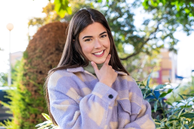 Jovem brasileira em um parque sorrindo