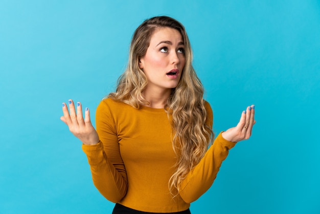 Jovem brasileira isolada em azul estressado