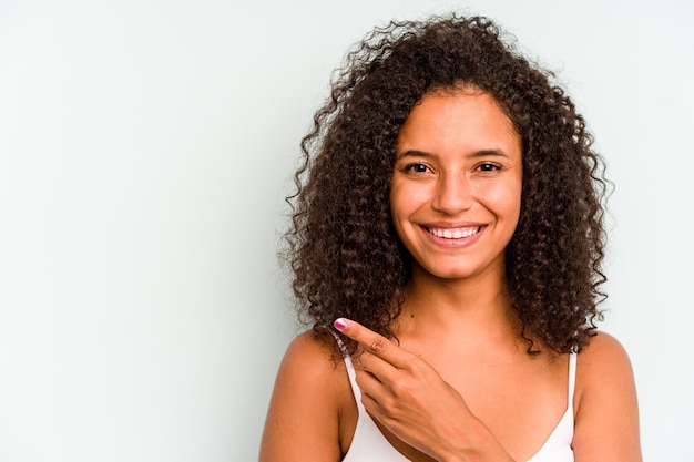 Jovem brasileira isolada em fundo azul