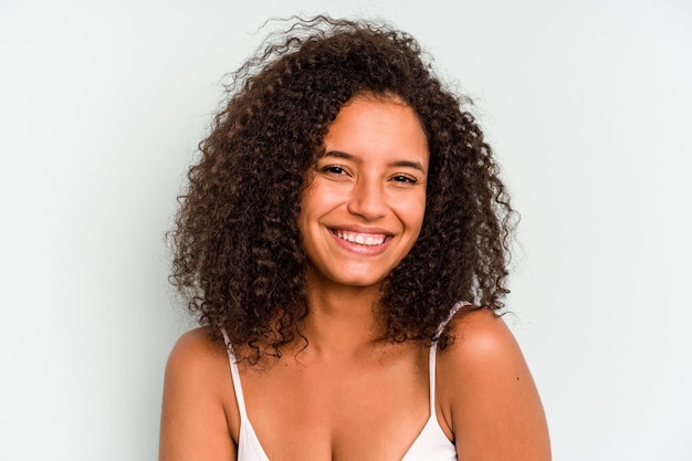 Jovem brasileira isolada em fundo azul