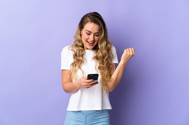 Jovem brasileira isolada em roxo surpresa e mandando mensagem