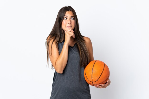 Jovem brasileira jogando basquete isolada