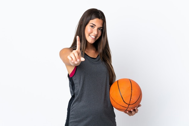 Jovem brasileira jogando basquete isolada