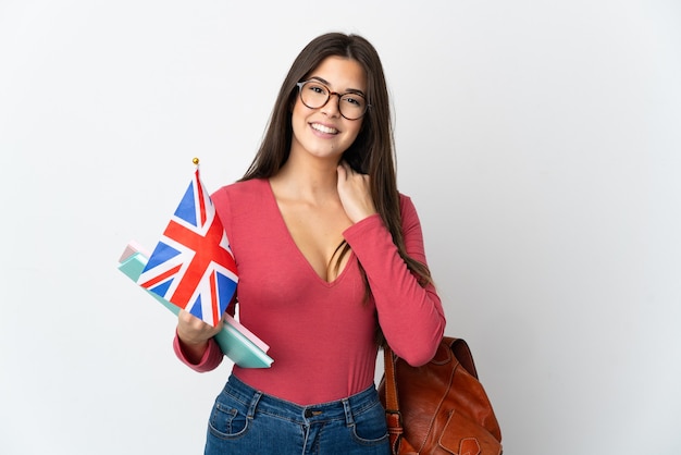 Jovem brasileira segurando uma bandeira do Reino Unido isolada no branco rindo