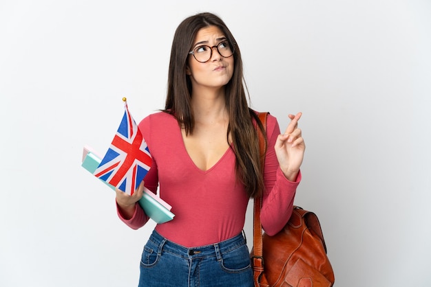 Jovem brasileira segurando uma bandeira do reino unido isolada