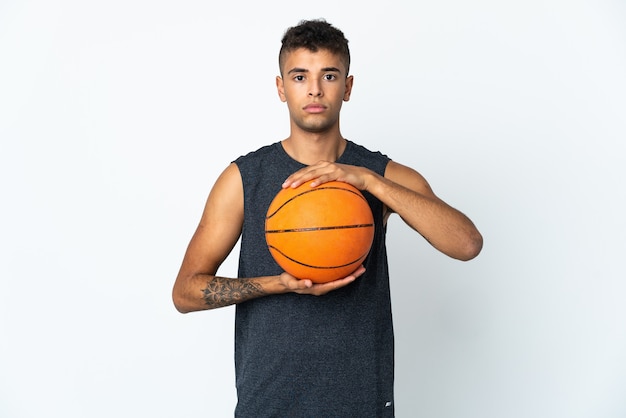 Jovem brasileiro acabou de jogar basquete