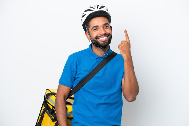 Jovem brasileiro com mochila térmica isolada no fundo branco apontando com o dedo indicador uma ótima ideia