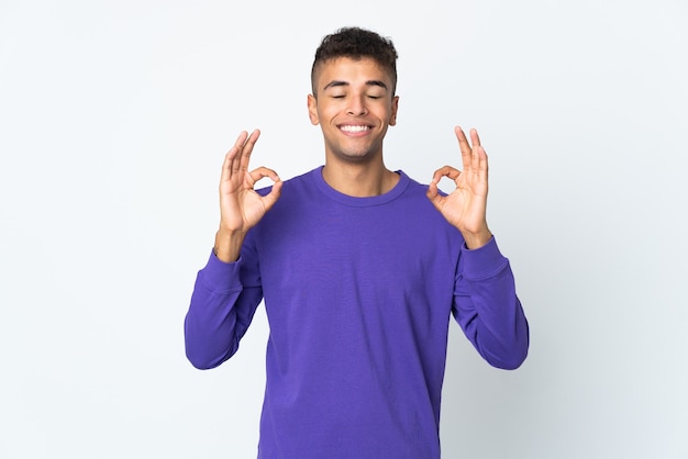 Jovem brasileiro em branco em pose zen