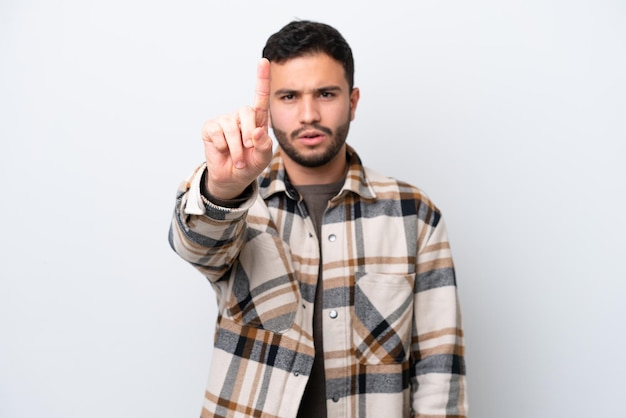 Jovem brasileiro isolado no fundo branco contando um com expressão séria