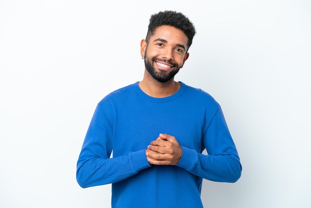 Foto jovem brasileiro isolado no fundo branco rindo