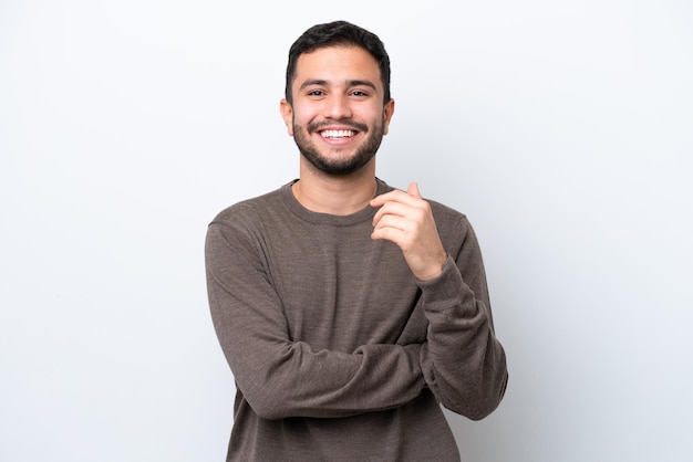 Jovem brasileiro isolado no fundo branco rindo