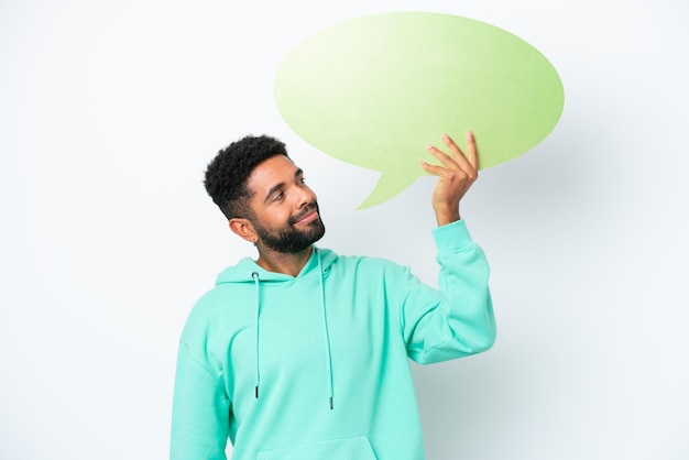 Jovem brasileiro isolado no fundo branco segurando um balão vazio